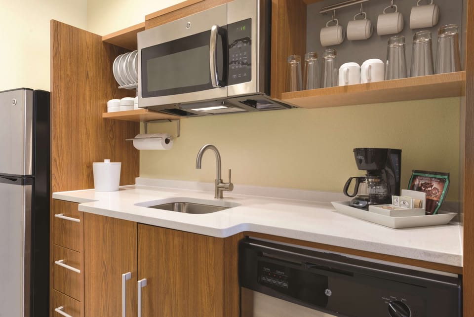 Coffee/tea maker, full-size fridge, microwave, dishwasher