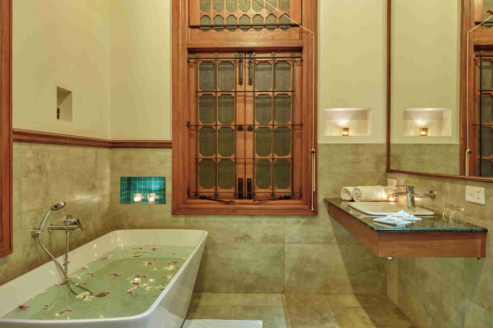 Classic Suite, Garden View | Bathroom | Towels, soap, shampoo, toilet paper