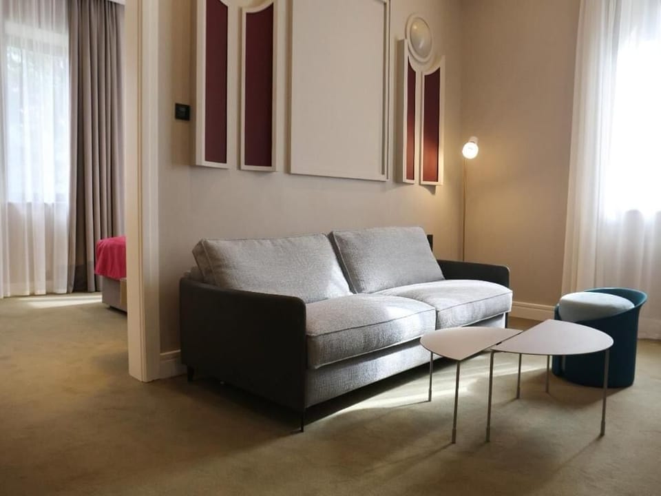 Junior Suite, City View | Premium bedding, Tempur-Pedic beds, in-room safe, desk