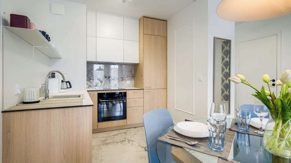 Apartment (114) | Private kitchen | Fridge, stovetop, electric kettle, cookware/dishes/utensils