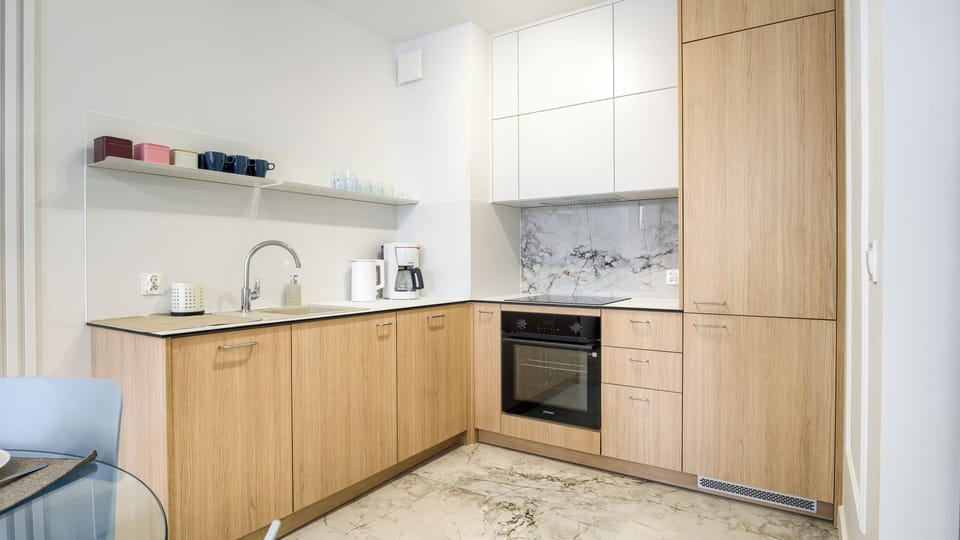 Apartment (114) | Private kitchen | Fridge, stovetop, electric kettle, cookware/dishes/utensils
