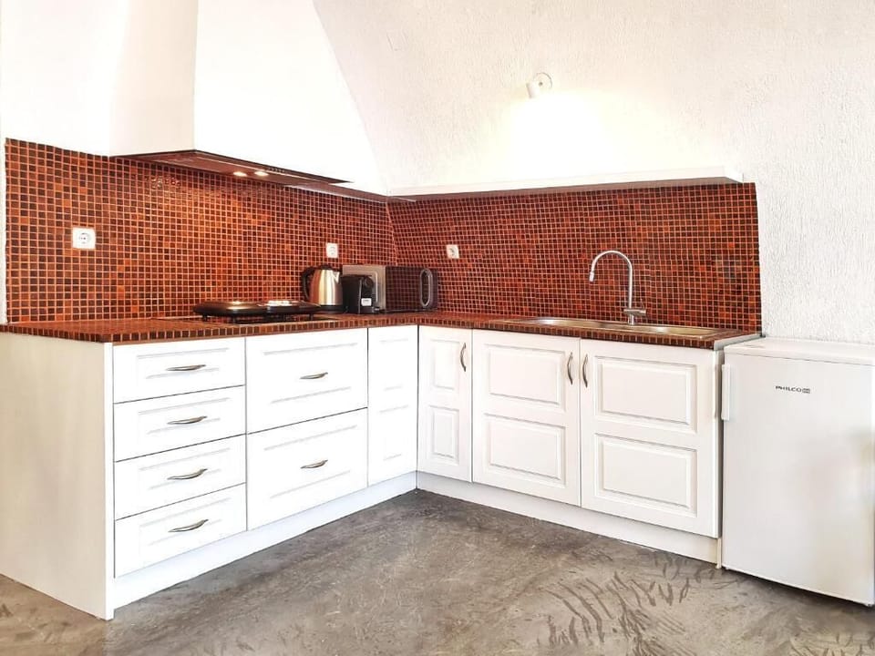 Microwave, stovetop, espresso maker, coffee/tea maker