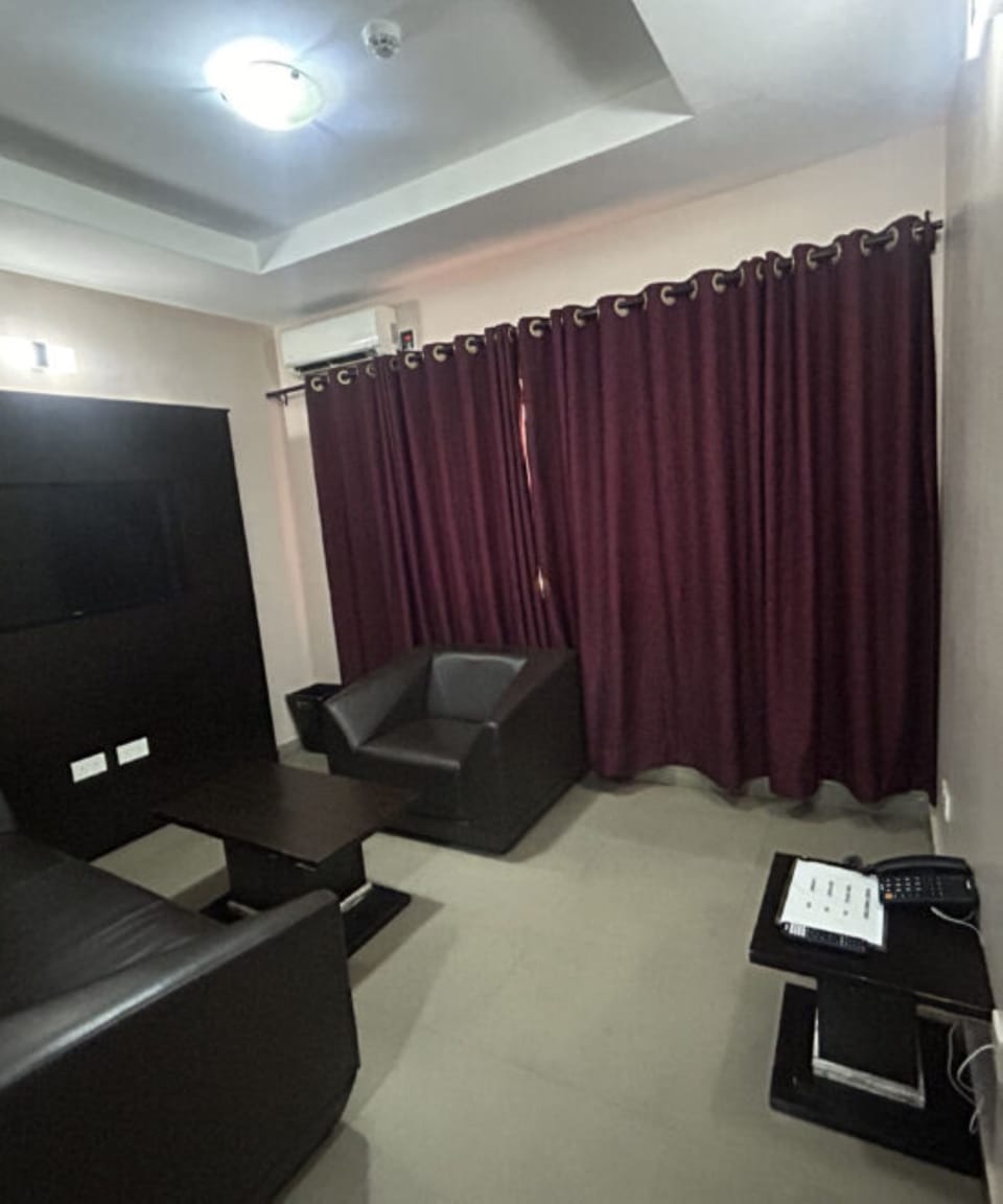 Suite, Balcony | Living area