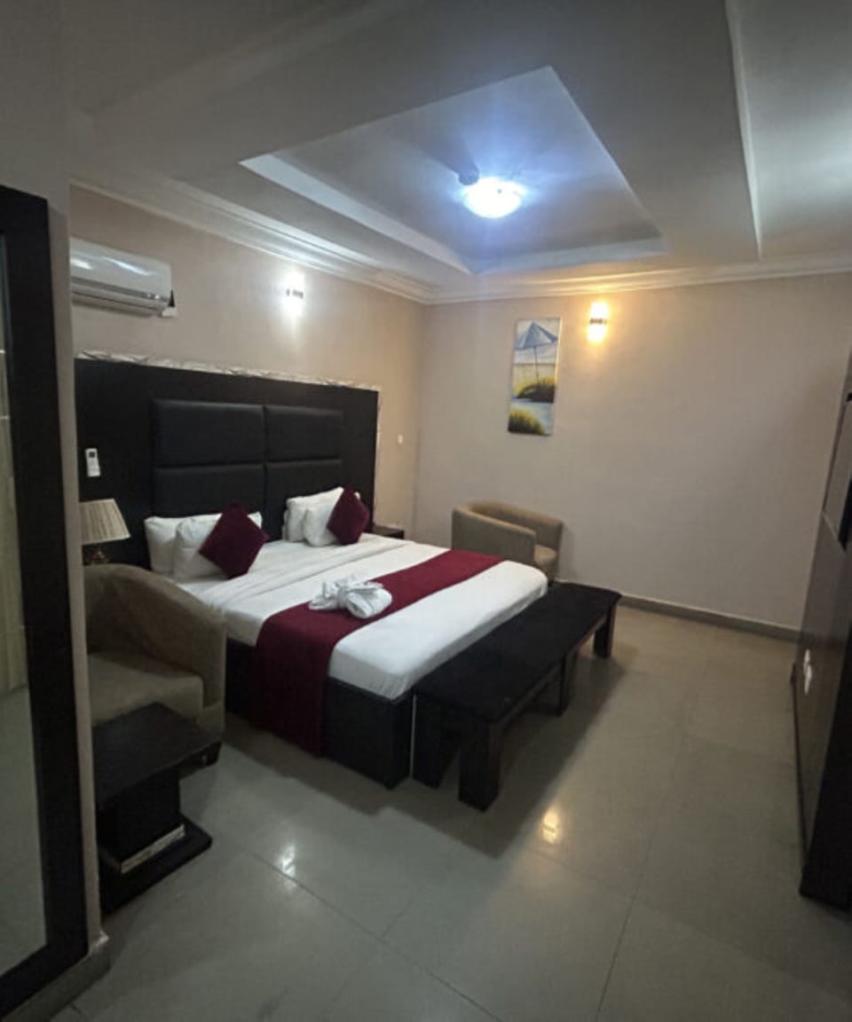 Suite, Balcony | Desk, laptop workspace, free WiFi