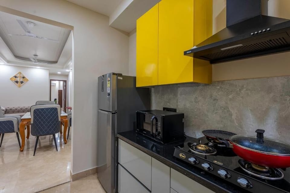 Apartment, Balcony, Garden View | Private kitchen | Dining tables