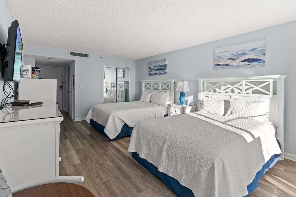 Studio Bedroom (3rd) with 2 Queens