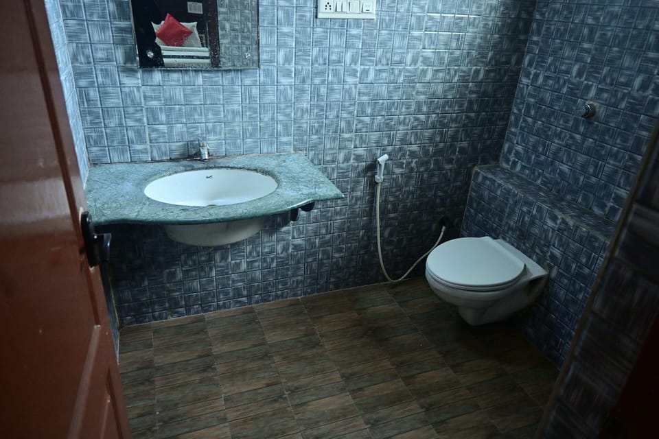 Standard Double Room | Bathroom | Shower, towels, soap, shampoo