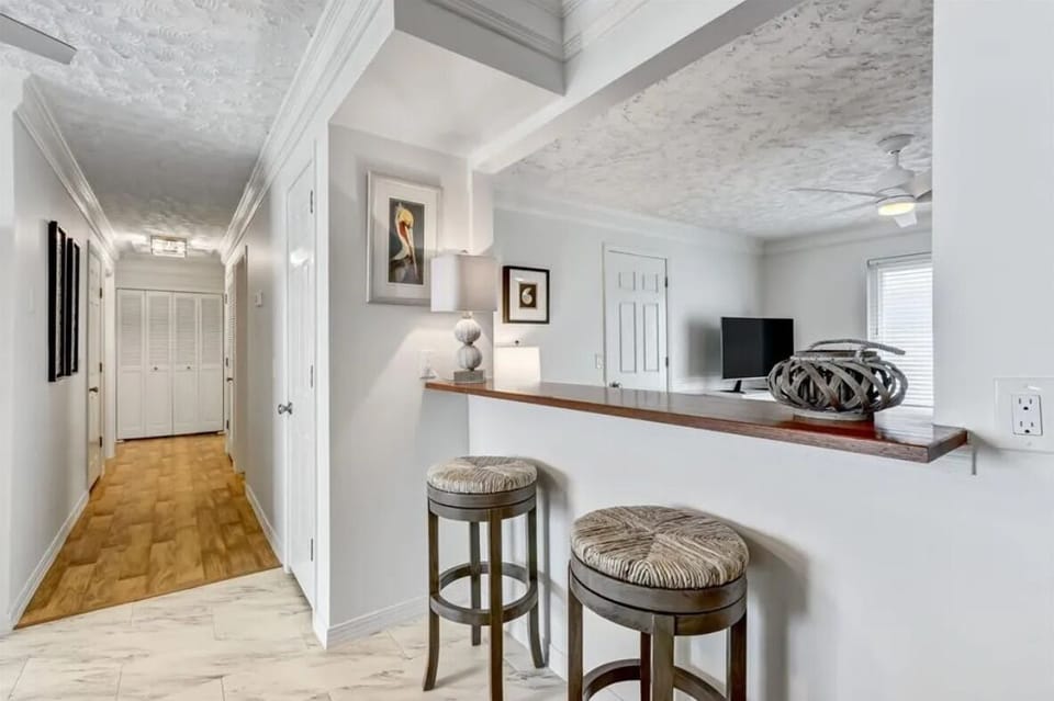 338A Tarpon Ave - Breakfast Bar