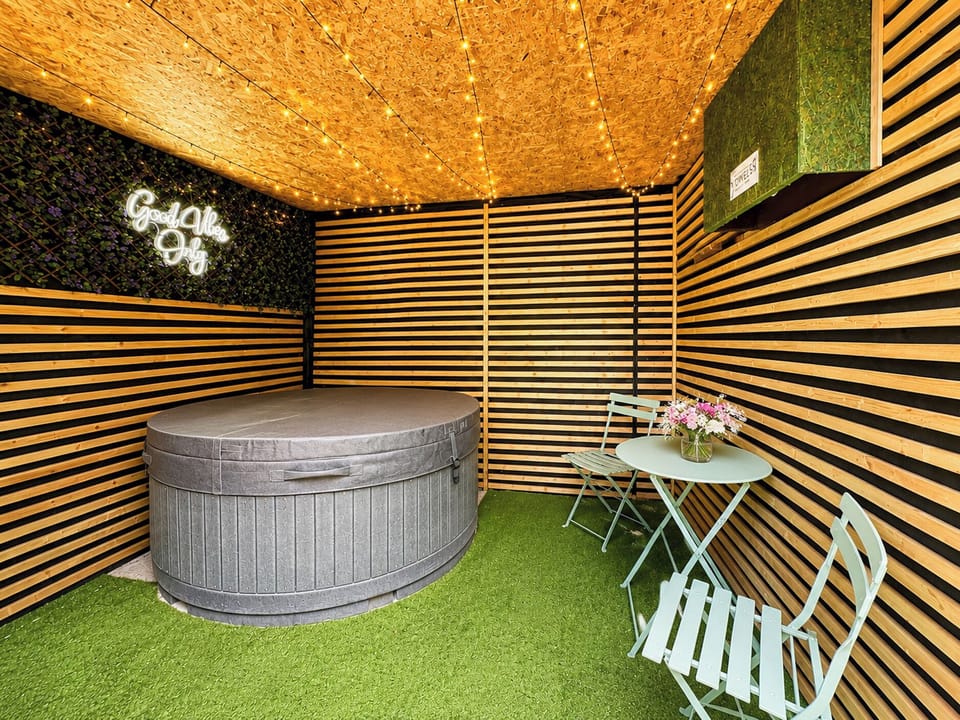 Cottage | Indoor spa tub