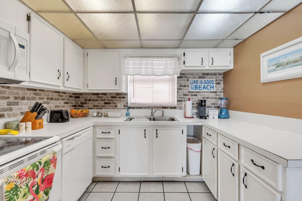 Condo, Multiple Beds (Sea Breeze 704) | Private kitchen