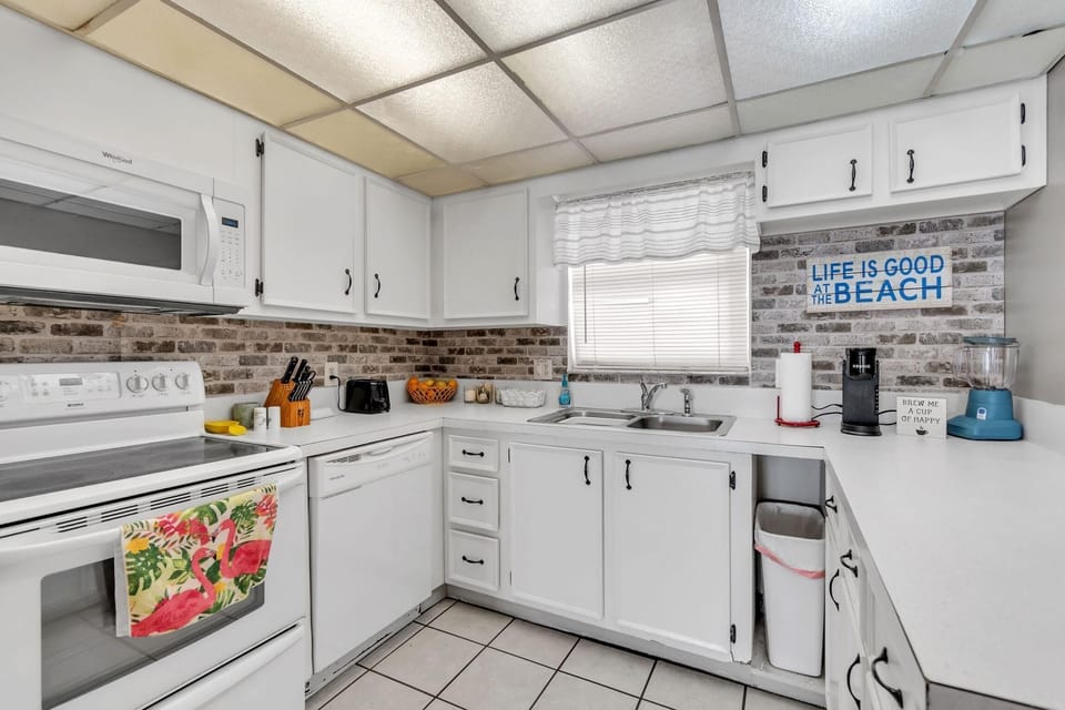 Condo, Multiple Beds (Sea Breeze 704) | Private kitchen