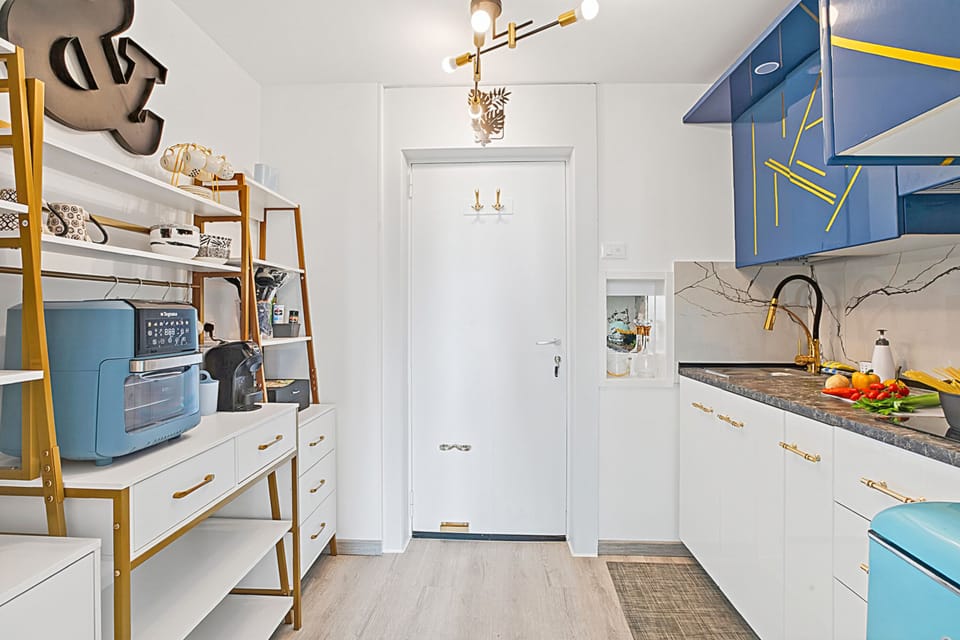 Standard Studio, Lake View (Luxury Apt 402 with Pool & Lake View) | Private kitchen | Oven, stovetop, coffee/tea maker, electric kettle
