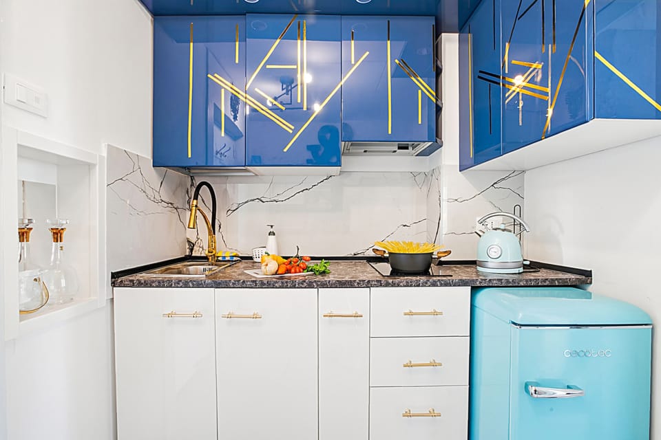 Standard Studio, Lake View (Luxury Apt 402 with Pool & Lake View) | Private kitchen | Oven, stovetop, coffee/tea maker, electric kettle