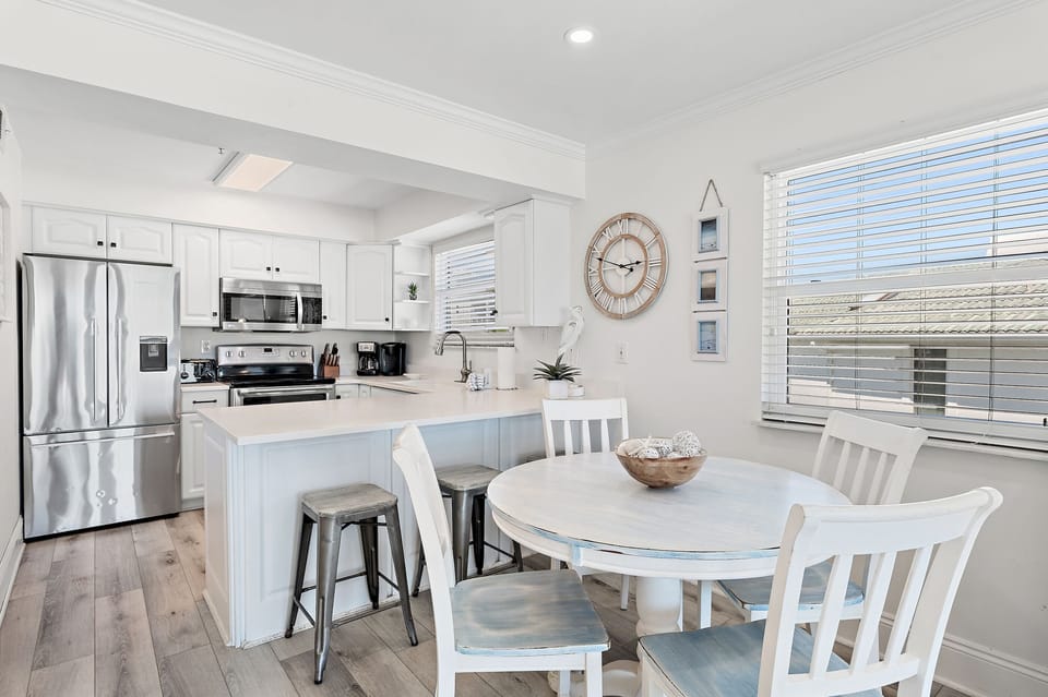 Coastal Corner - Seagrove - Dining and Kitchen Area