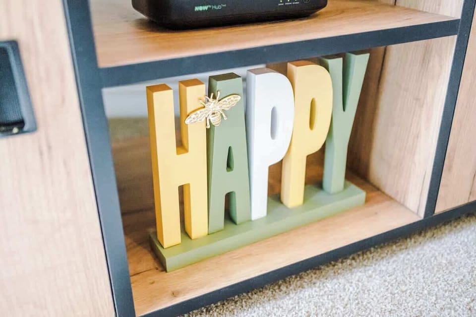 The main living room benefits from a smart TV with Netflix and a double sofa bed.