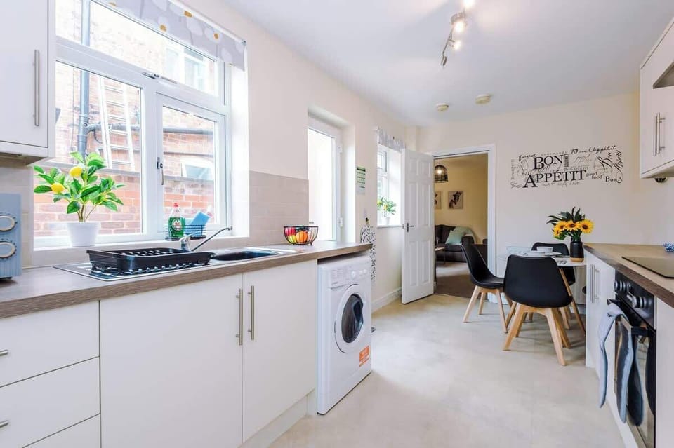 The kitchen diner benefits from all the amenities you need for a long stay in Crewe.