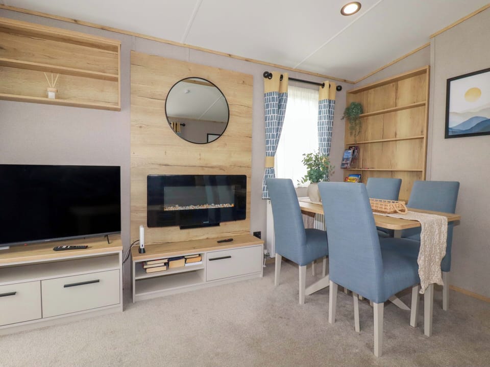 Cottage | Dining