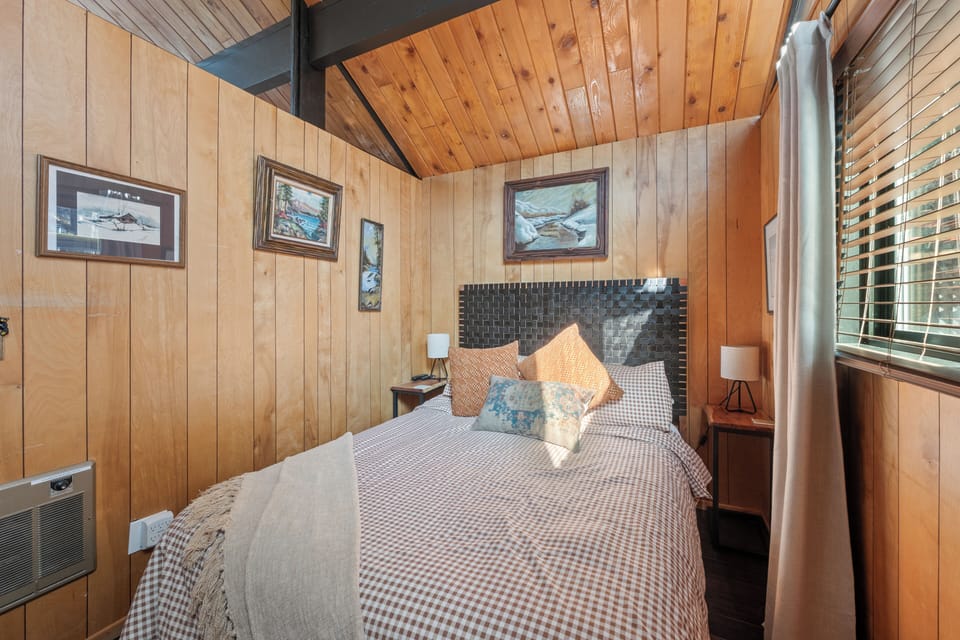Bedroom 3 - Bedroom 3 - Queen Bed with TV (2 ppl)