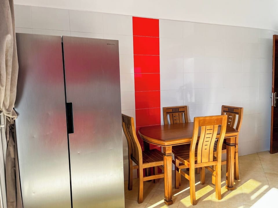 Kitchen with Bosch refrigerator (Side-by-Side) and dining table with 4 chairs 