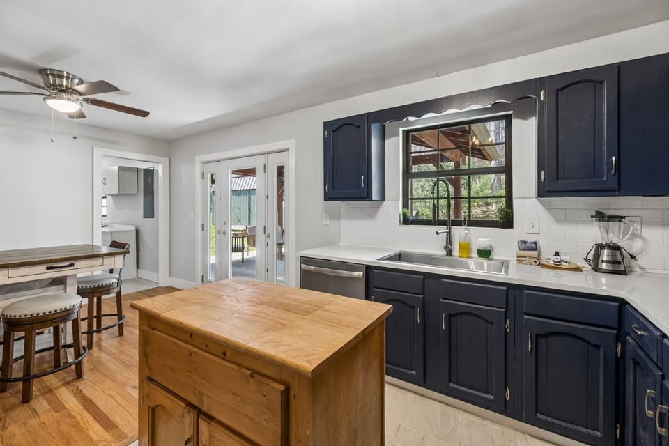 Full Kitchen w. Working Island