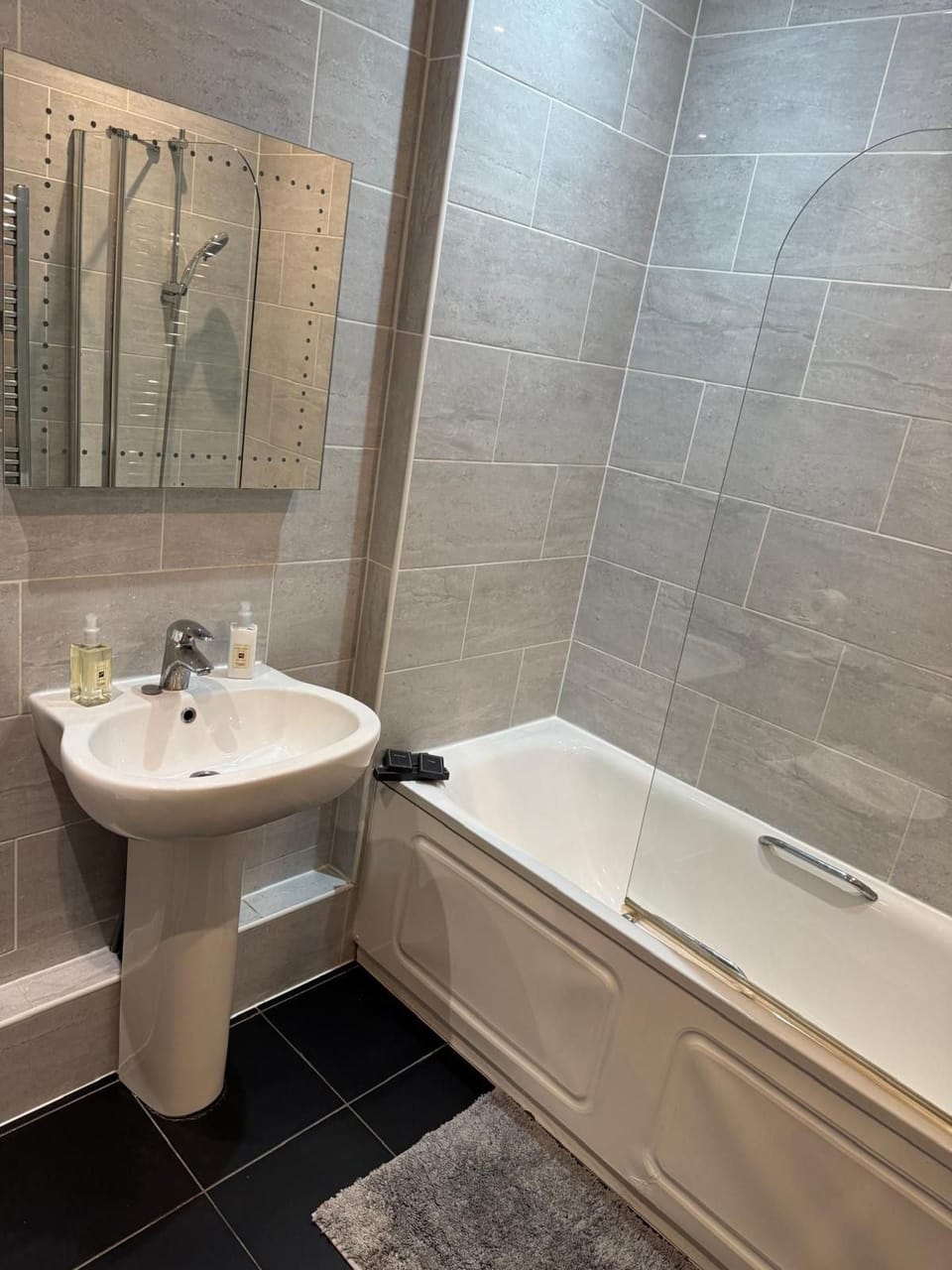 Heathrow Airport - Apt - Stay 3 - Great Location Apartment in Twickenham
