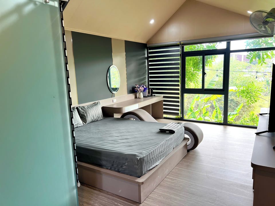 Romantic Apartment, 1 Queen Bed | Desk, blackout drapes, free WiFi, bed sheets