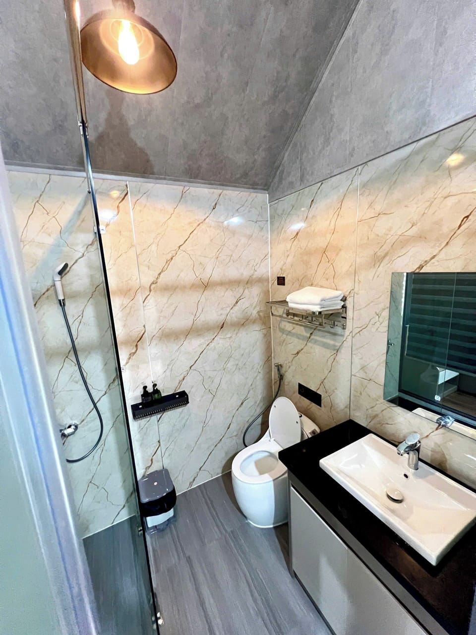 Superior Apartment | Bathroom | Separate tub and shower, free toiletries, hair dryer, slippers