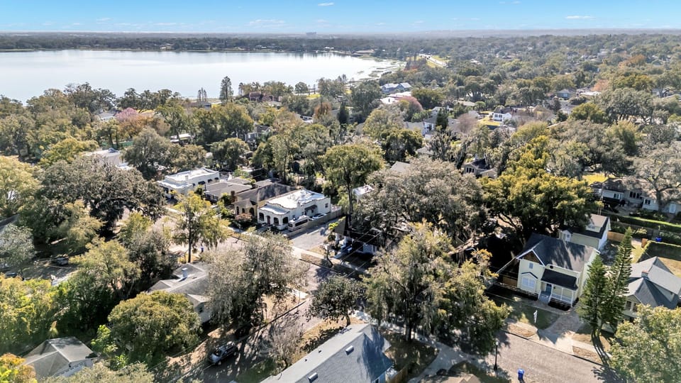 Only a 3-minute stroll to enjoy the scenic Lake Hollingsworth walking path