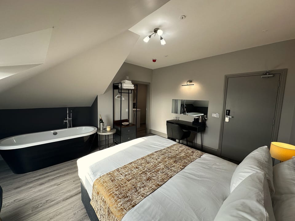 Deluxe Room | Iron/ironing board, free WiFi