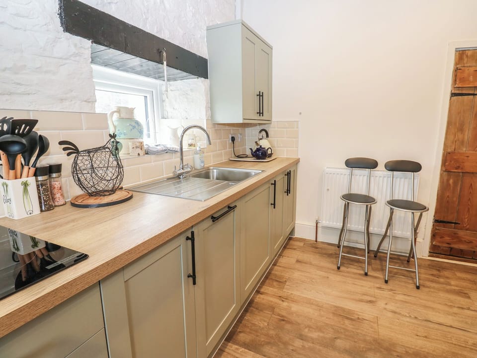 Cottage | Private kitchen | Dishwasher, cookware/dishes/utensils
