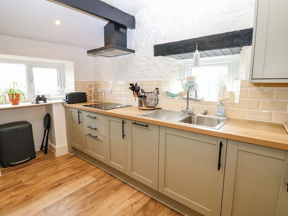 Cottage | Private kitchen | Dishwasher, cookware/dishes/utensils
