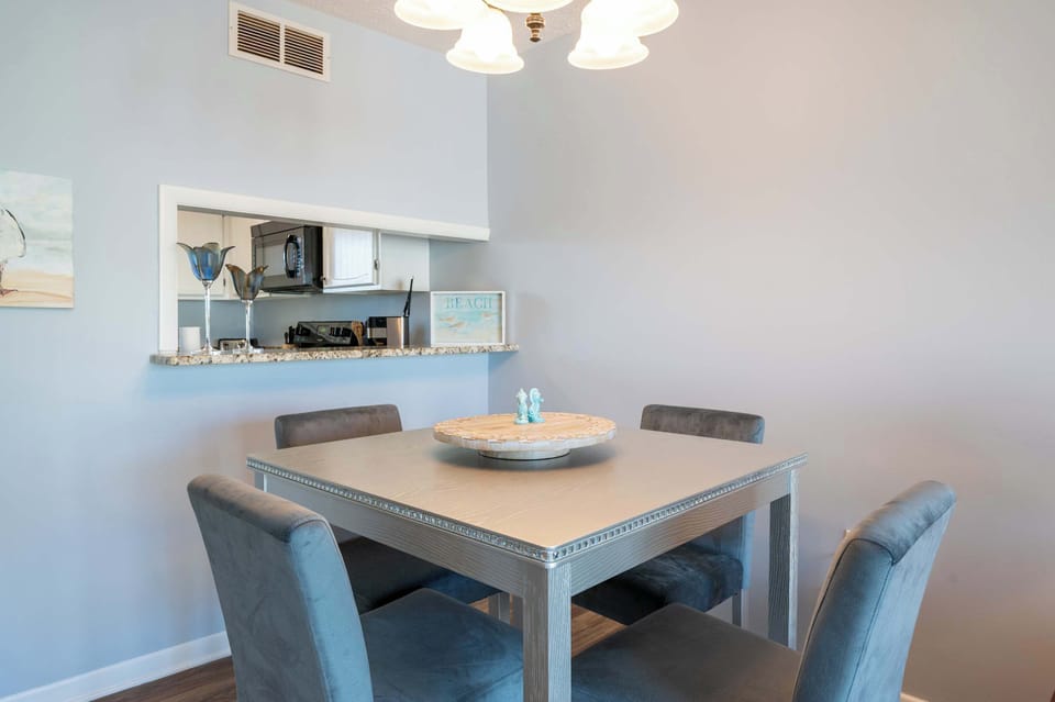 Dining Room seats up to 4