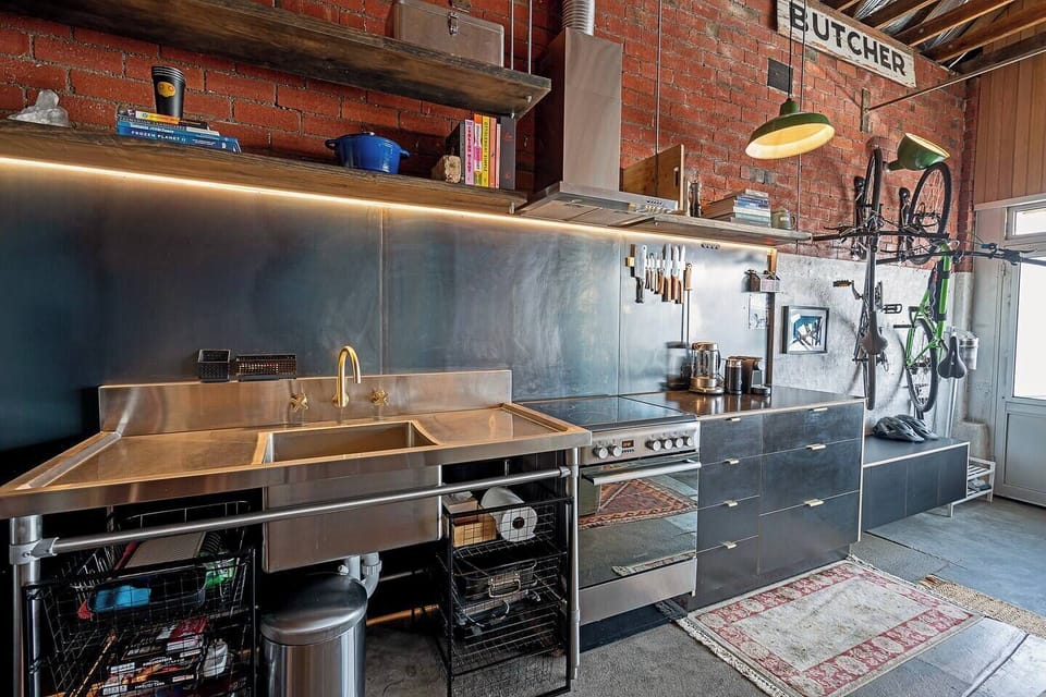 Cook with ease in the kitchen, fully equipped with an oven, stove, microwave, fridge, and cooking essentials for relaxed meals at home.