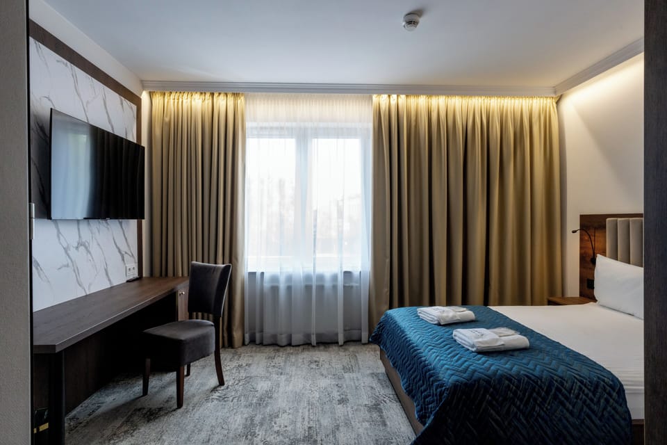Deluxe Room | Desk, laptop workspace, blackout drapes, soundproofing