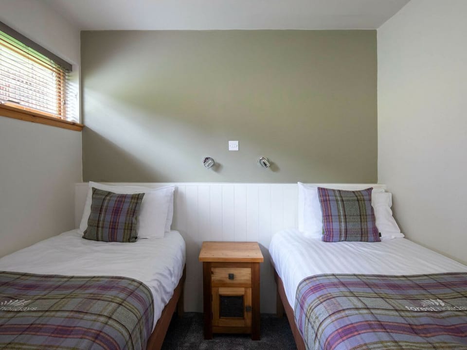 Strathyre Classic Golden Oak Lochside