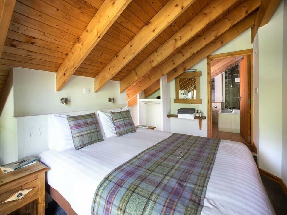 Strathyre Classic Golden Oak Lochside