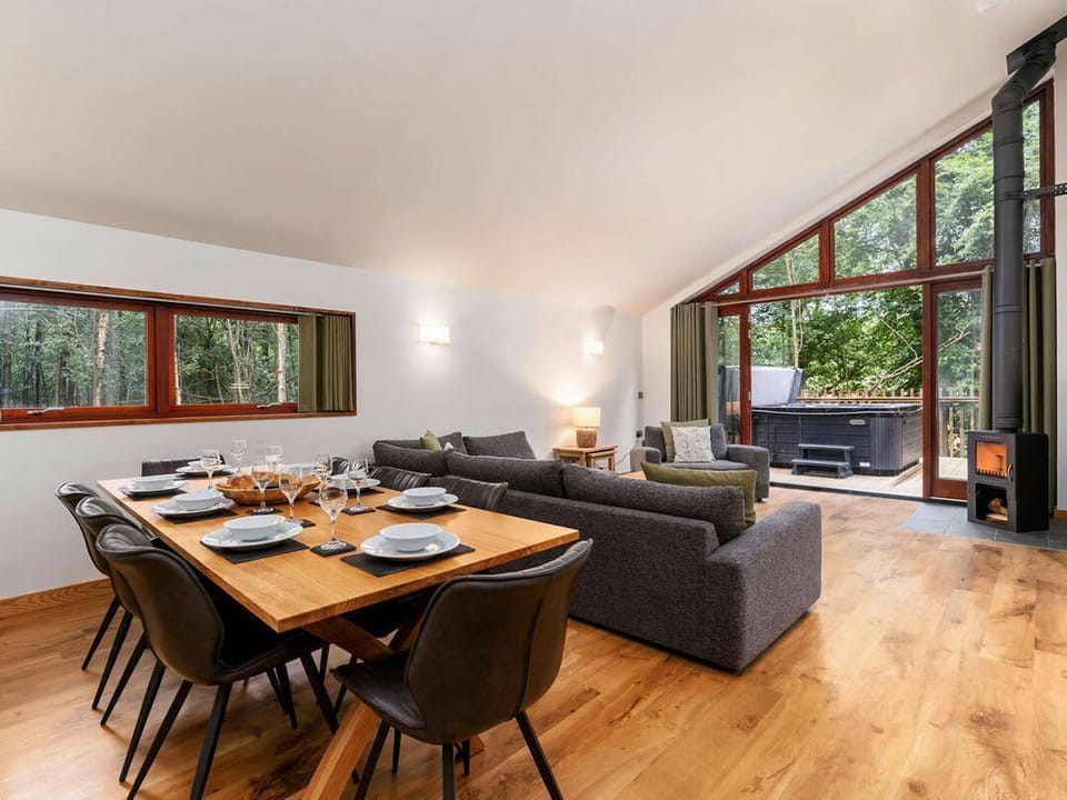 Strathyre Golden Oak Treehouse