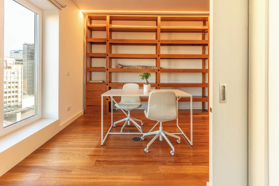 ❤️StayInLisbon – Dedicated workspace with desk designed for productivity and comfort