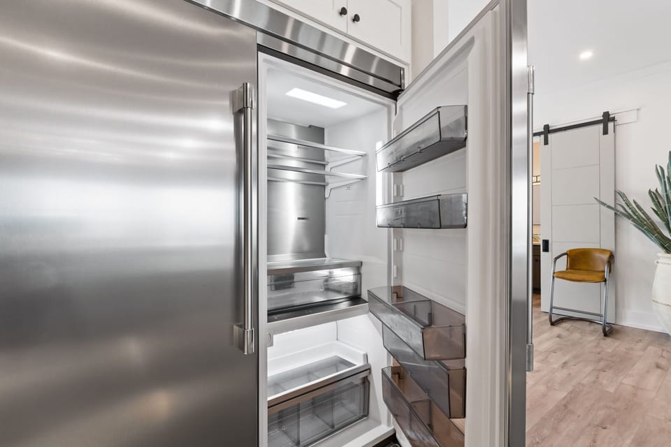 Your spacious stainless steel refrigerator offers ample storage with clear drawers and shelves to keep your groceries perfectly organized.