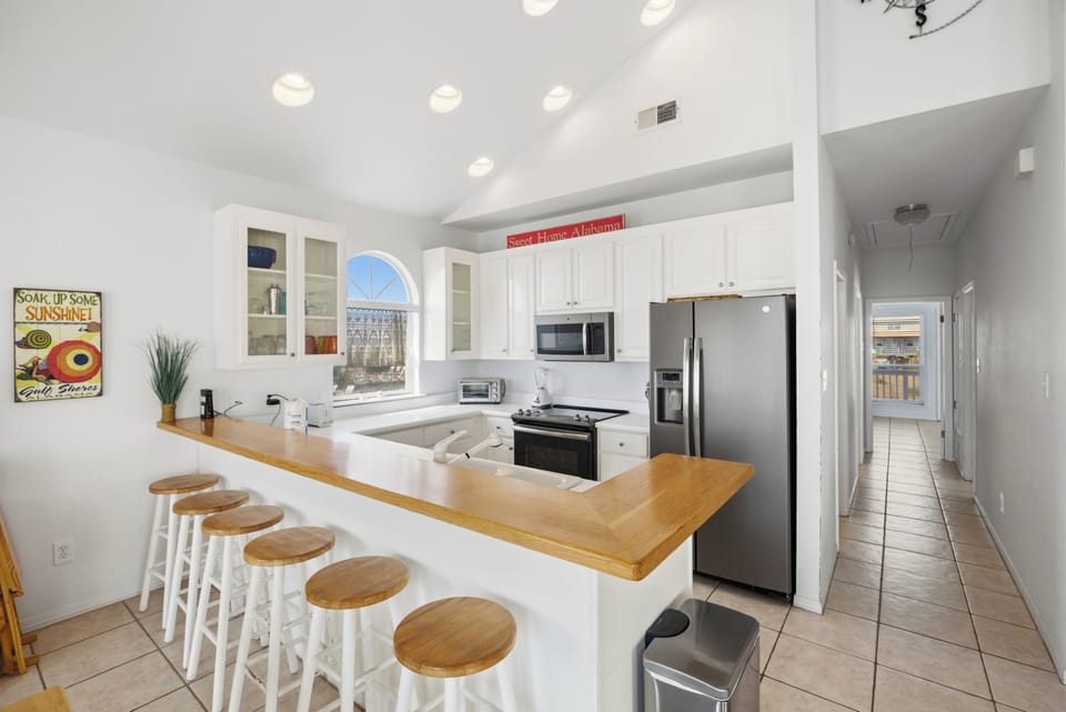 Well-stocked kitchen with modern appliances and plenty of counte - Well-stocked kitchen with modern appliances and plenty of counter space for cooking at home