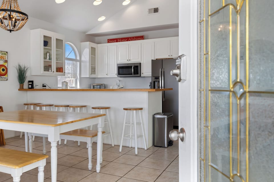 Bright, fully equipped kitchen with dining space—perfect for eas - Bright, fully equipped kitchen with dining space—perfect for easy meals and gathering together