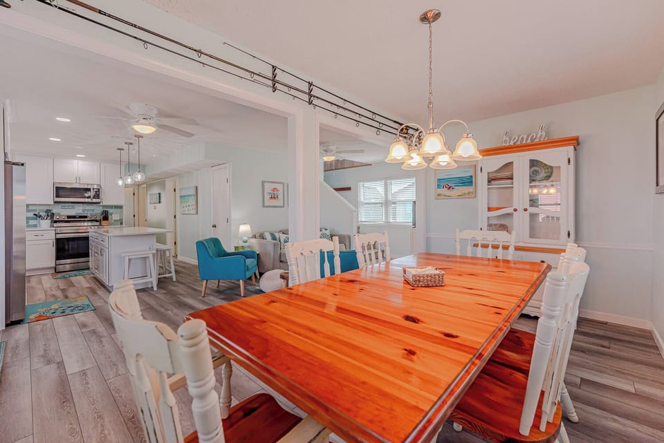 Mid-Level Dining/Living/Kitchen Area