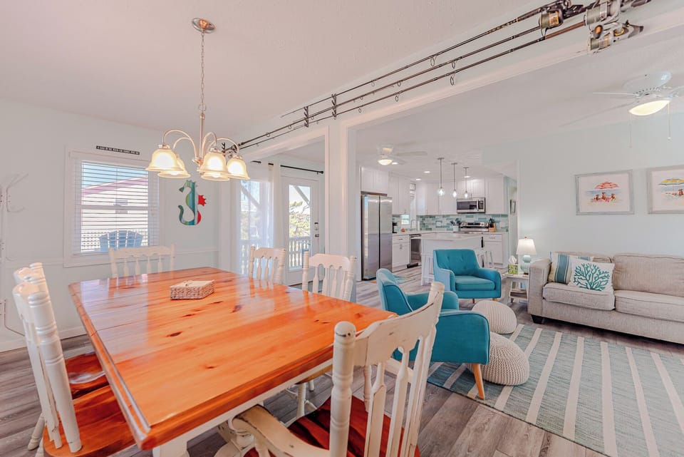 Mid-Level Dining/Living/Kitchen Area