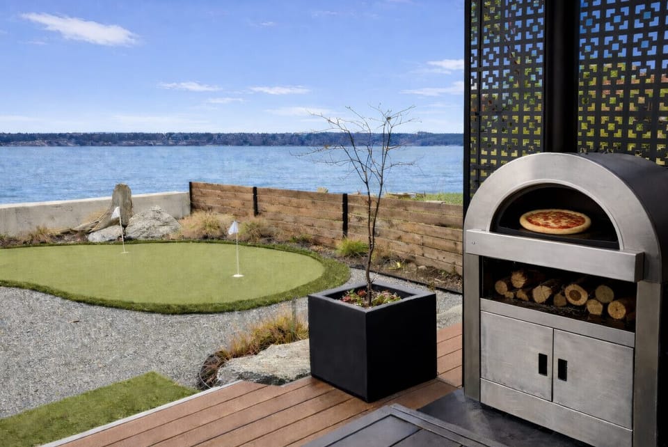Outdoor Oasis: Savor pizza and practice your putt with stunning waterfront views!