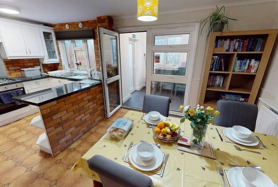 Cook and dine together in the open kitchen-diner with garden access and a bookshelf for lazy evenings.