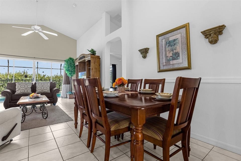 Dining Area That Seats 6 People