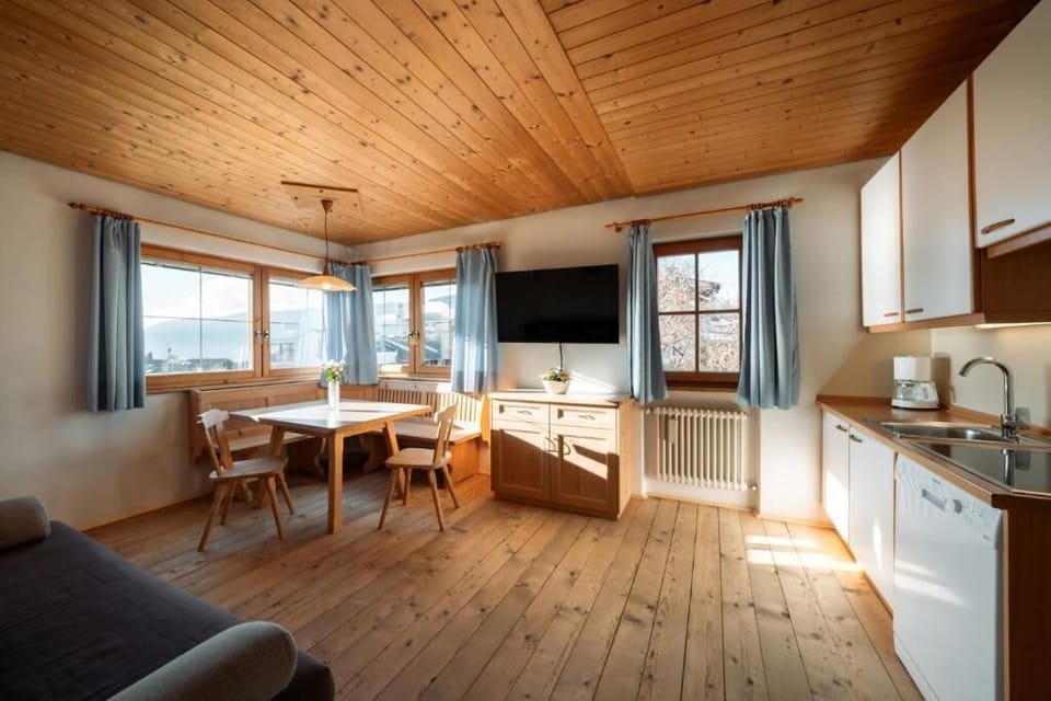 Apartment, Balcony, Mountain View | Interior