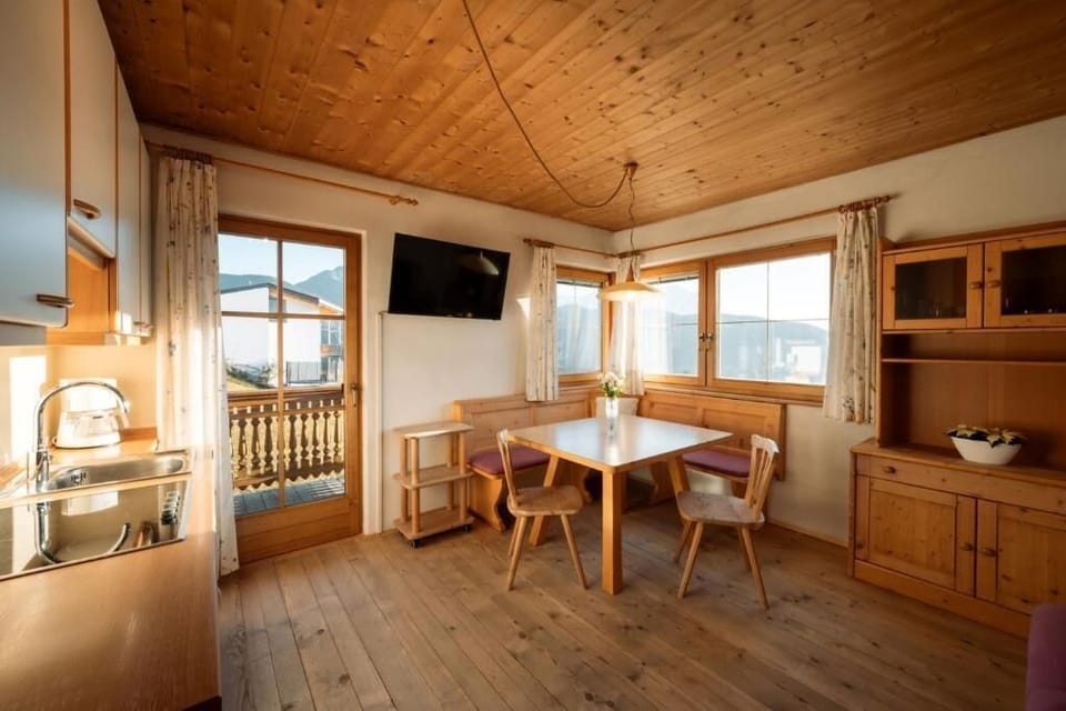 Apartment, Balcony, Mountain View | Dining