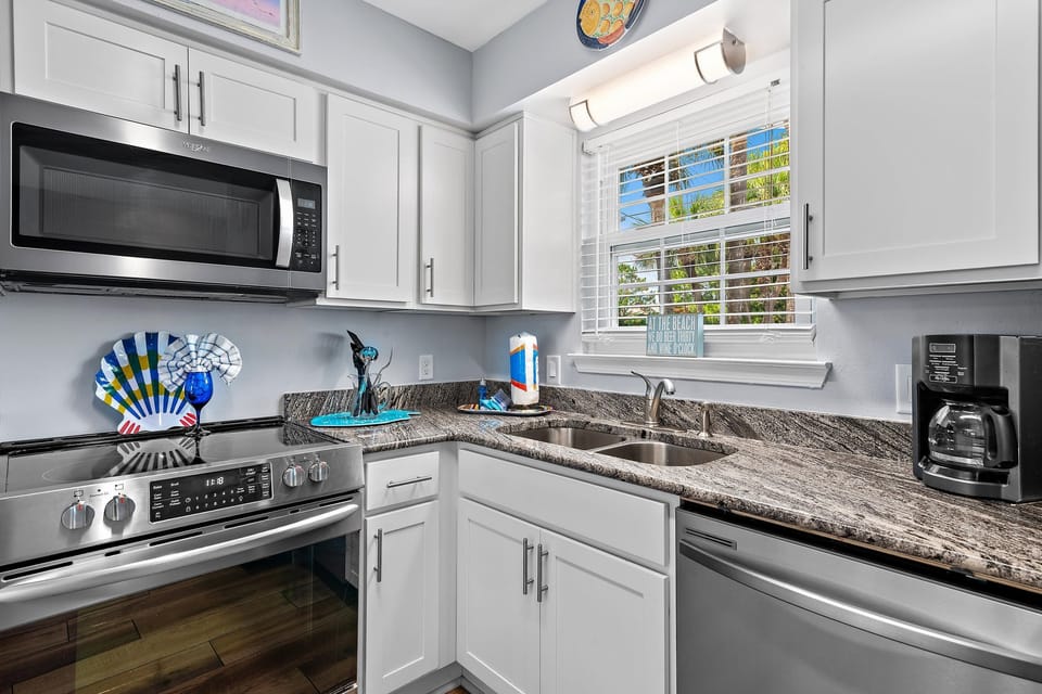 House, Multiple Beds (Summer Lake 23) | Private kitchen