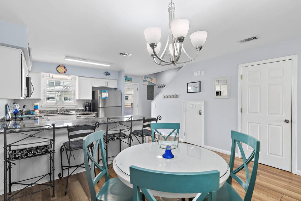 House, Multiple Beds (Summer Lake 23) | Dining
